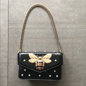 Black purse similar to the Gucci purse